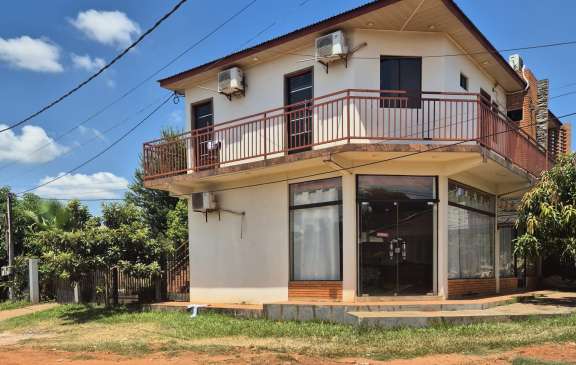 Propiedad con salón comercial y apartamento